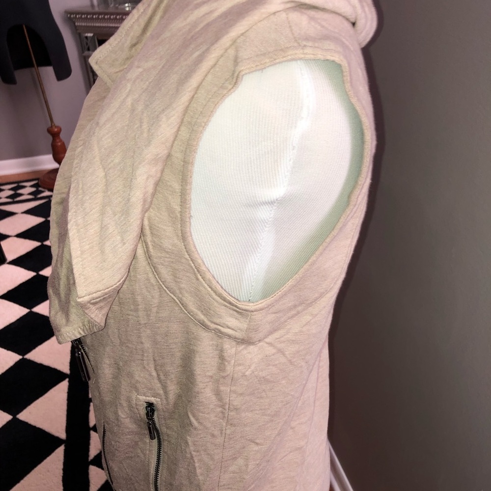 Women’s tan Kensie sleeveless jacket. Size small. - Picture 5 of 8
